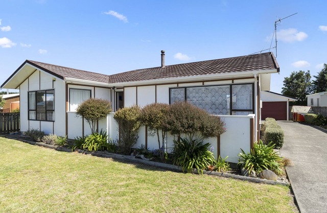 Hit The Beach - Waitarere Beach Holiday Home