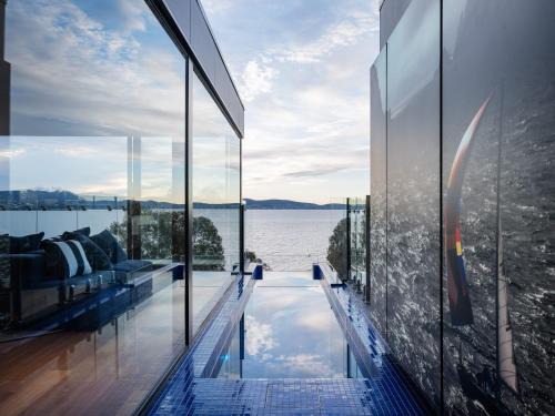 'Hobart' - Waterfront penthouse with private heated pool
