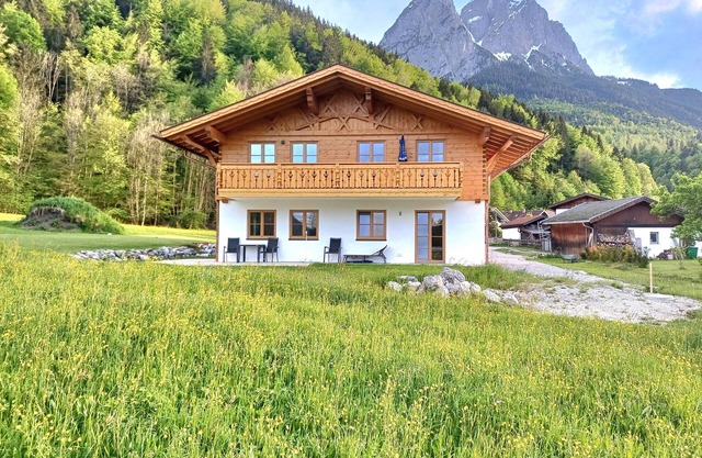 Holiday Apartment "Alpenveilchen" with Mountain View, Private Terrace & Wi-Fi