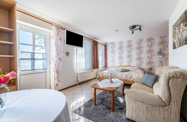 Holiday Apartment 'Fewo Heinke' with Private Terrace, Private Garden and Wi-Fi