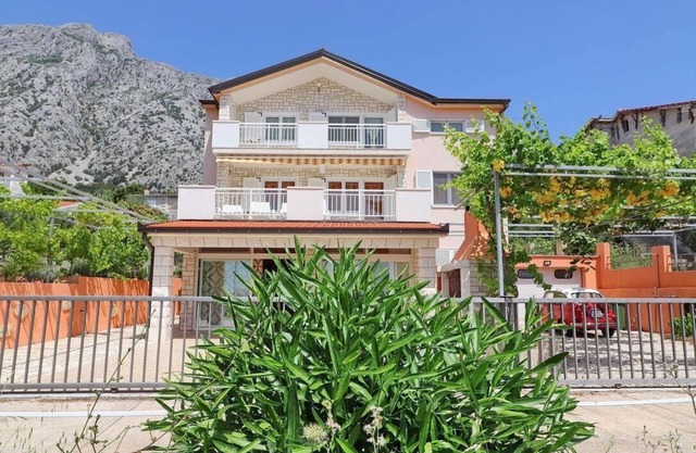 Holiday apartment Orebić for 1 - 6 persons with 3 bedrooms - Holiday house