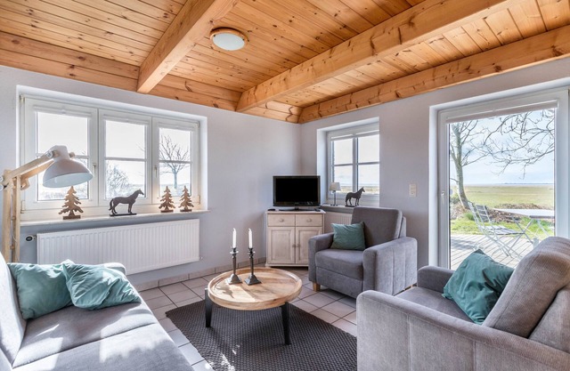 Holiday Apartment "Schipp Landen Johanna" with Shared Garden & Wi-Fi