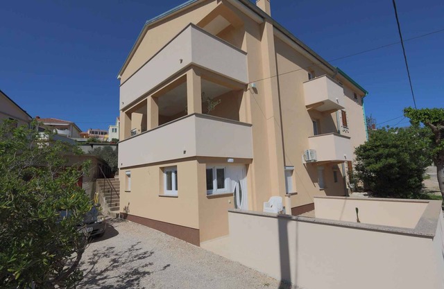 Holiday apartment with air conditioning and grill