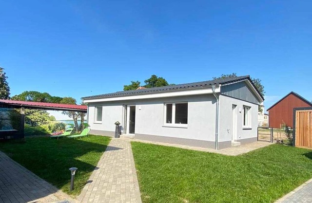 Holiday cottage lake round