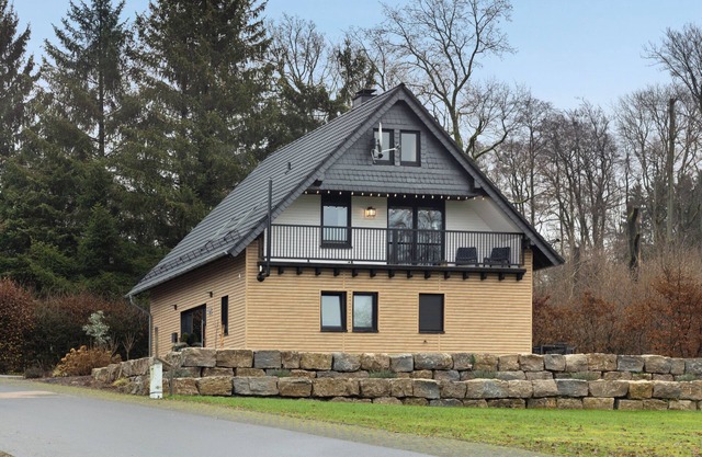 Holiday Apartment 'Modern Holiday Apartment' with Shared Garden, Balcony and Wi-Fi