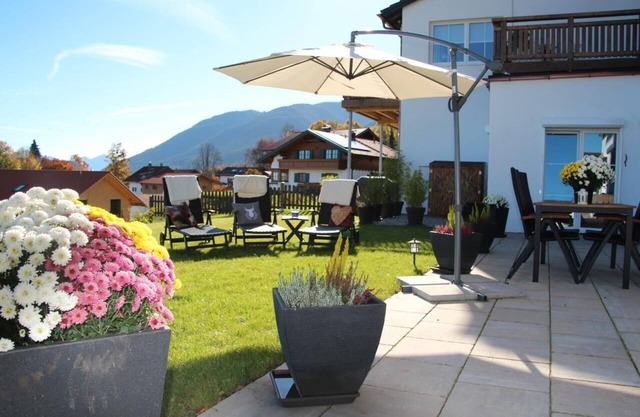 Holiday flat with a view of the water