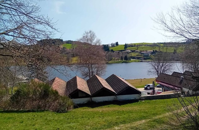 Holiday Home 'Ocre Au Bord Du Lac' with Shared Terrace, Shared Garden and Wi-Fi