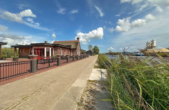 Holiday Home in Friesland near Canal & Lake