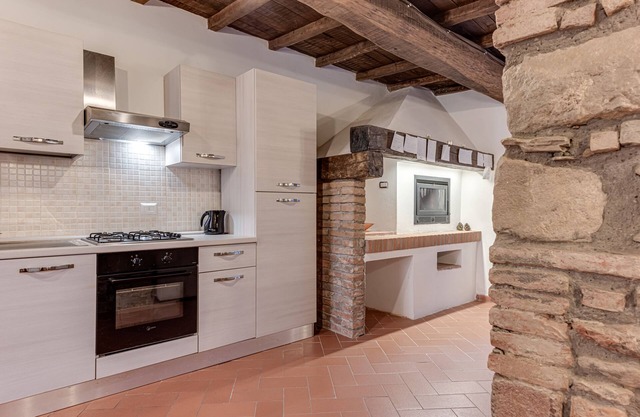 Holiday Home 'Antica Dimora Di Laura' with Mountain View, Private Garden and Wi-Fi
