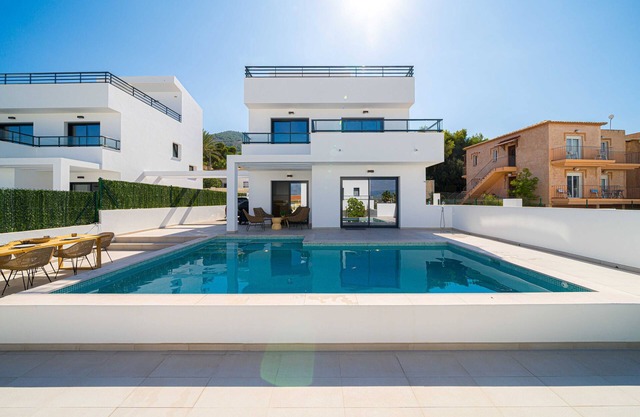 Holiday Home 'Albir Spaniahome' with Private Pool, Wi-Fi and Air Conditioning