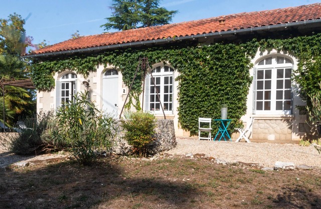 Holiday Home 'Au Bord De La Charente' with Private Terrace and Private Garden