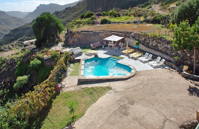 Holiday Home "Casa Almendro" with Mountain View, Pool & Wi-Fi