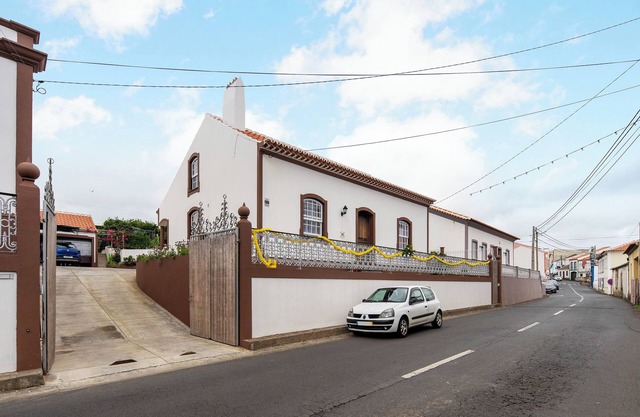 Holiday Home 'Casa Das Rosas' with Sea View, Private Terrace and Wi-Fi