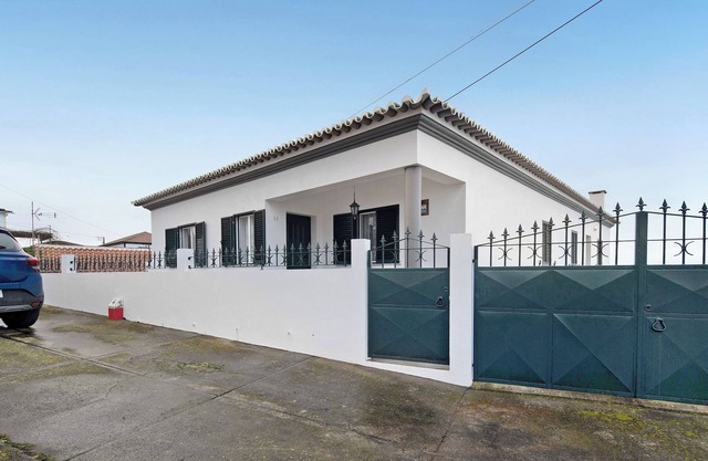 Holiday Home 'Casa Das Hortênsias' with Sea View, Private Terrace and Wi-Fi