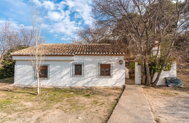 Holiday Home 'Casa Rural La Roca' with Mountain Views, Shared Pool and Wi-Fi