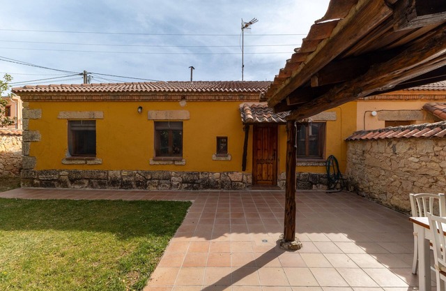 Holiday Home 'De Los Maestros' with Private Garden and Wi-Fi