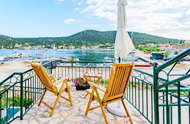 Holiday home Dinko, (14520), Vinišce, hr