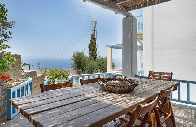 Holiday Home 'Efrossyni House' with Sea View, Private Garden and Wi-Fi