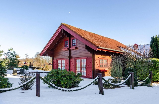 Holiday Home 'Emslandstube' with Lake View, Private Terrace and Private Garden