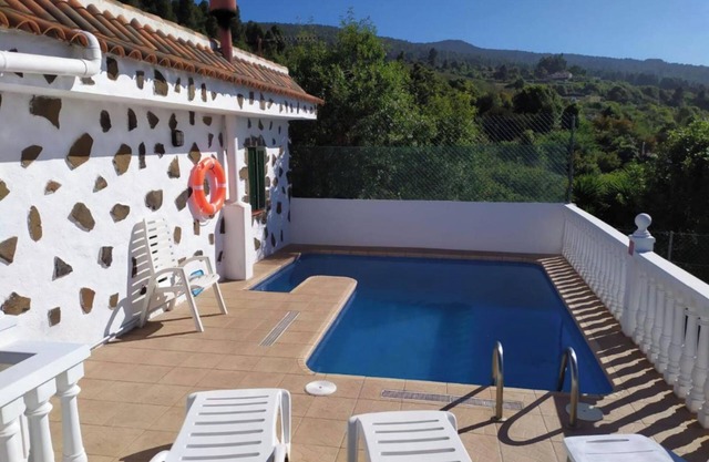 Holiday Home LaCerca with Sea View, Pool, Wi-Fi & Garden