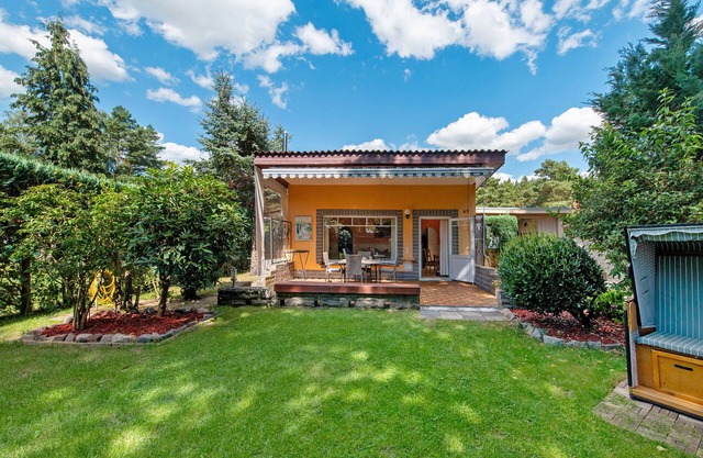 Holiday Home 'Ferienhaus Am Rander Der Lewitz' with Lake View, Wi-Fi and Air Conditioning