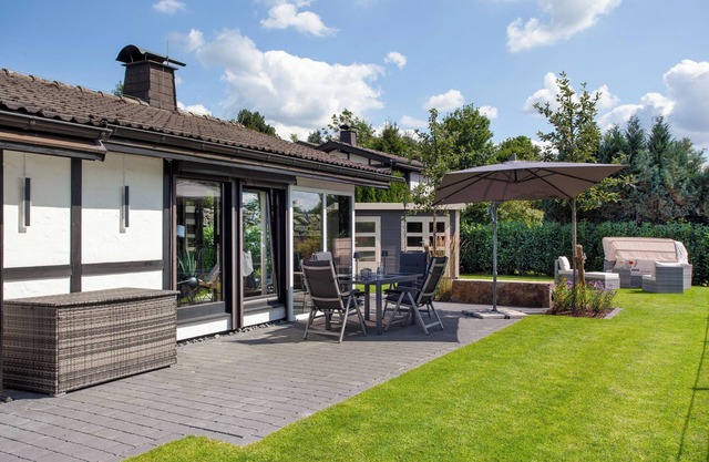 Holiday Home 'Ferienhaus Sauerland Am Hennesee' with Lake View, Private Terrace and Wi-Fi