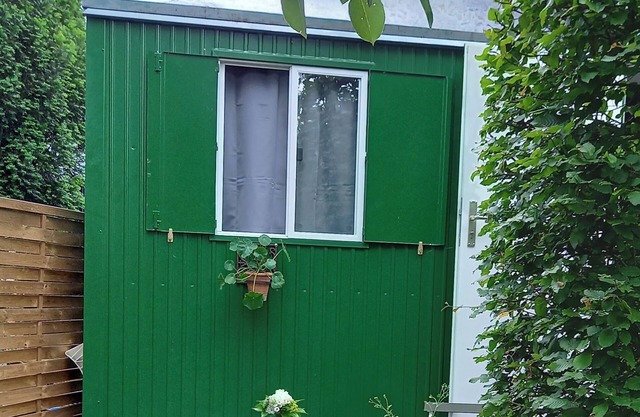 Holiday Home 'Flora-marie Der Bauwagen Im Garten' with Private Terrace and Shared Garden