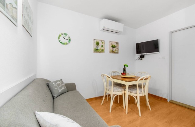 Holiday Home in Poreč with Terrace, Air condition, WIFI, Washing machine (4928-11)