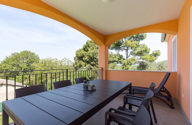 Holiday home in quiet location, sea view, 2 separate units, up to 10 persons