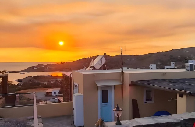 Holiday Home 'Kea's Sunset Stone Retreat' with Sea View, Wi-Fi and Air Conditioning