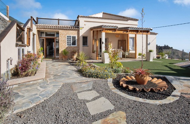 Holiday Home 'Las Golondrinas' with Sea View, Wi-Fi and Air Conditioning