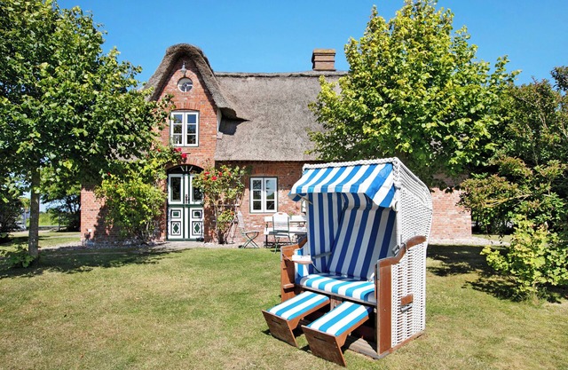 Holiday Home Pellwormhäuschen close to the North Sea with Wi-Fi