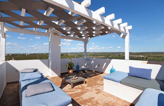 Holiday Home 'Rooftop Retreat' with Sea View, Wi-Fi and Air Conditioning