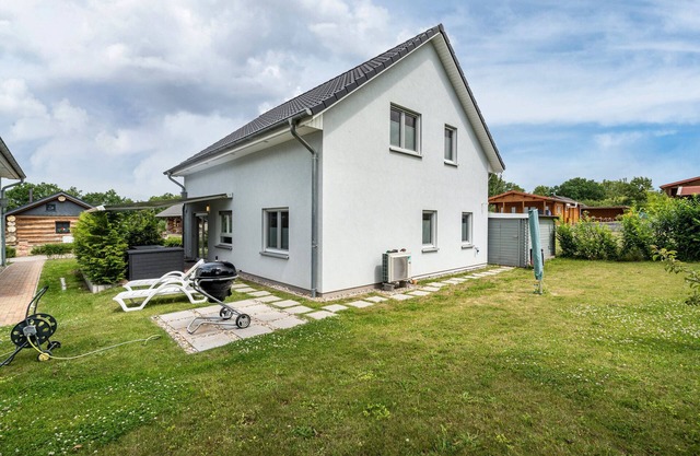 Holiday Home 'Seeglück 1 Am Tollensesee' with Lake View, Private Terrace and Wi-Fi