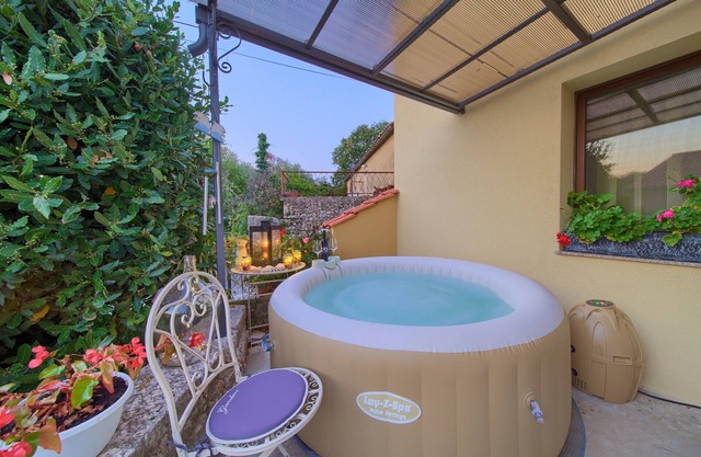 Holiday Home Svjetlana "brand new listing"=jacuzzi, 3 bedrooms, 2 bathrooms