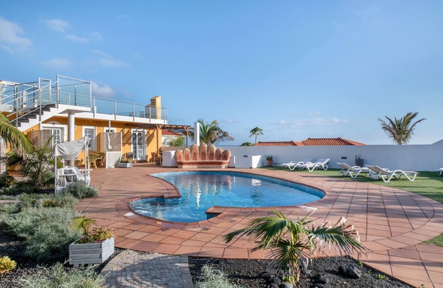 Holiday Home 'Viento De Sal' with Sea View, Shared Pool and Wi-Fi