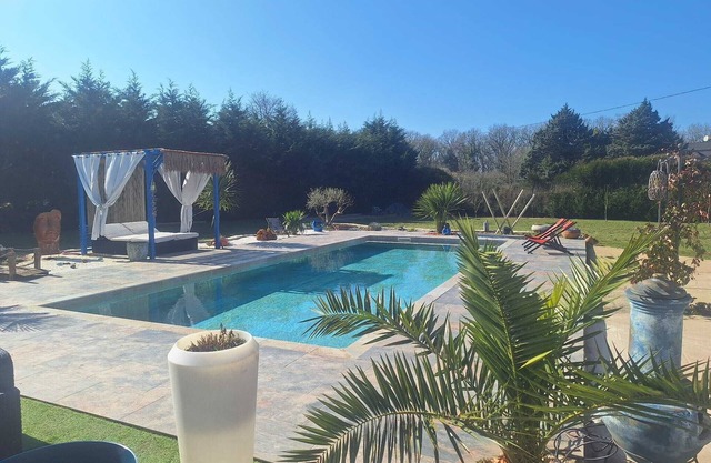 Holiday Home 'Villa Pool Jacuzzi and Pétanque' with Pool, near La table du 6