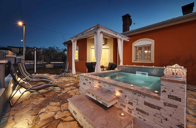 Holiday home with air conditioning, terrace and whirlpool