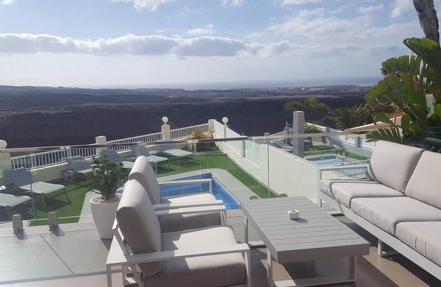 Holiday House with Sea View and Private Pool