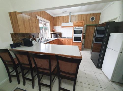 Holiday House in Sunbury Centre