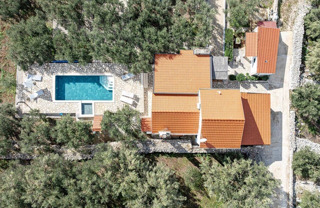 Holiday House Ivan with heated pool and jacuzzi