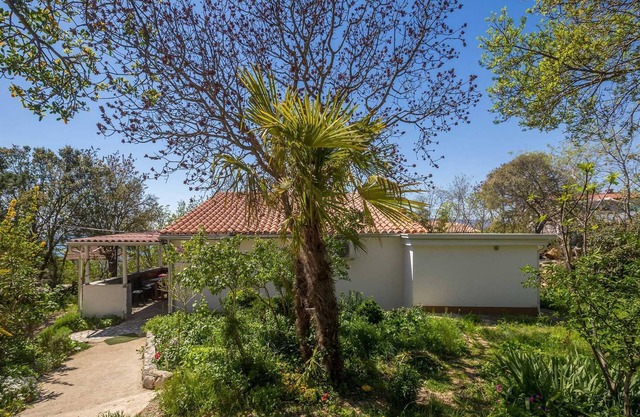 Holiday house MICHAEL with shared pool and private jacuzzi