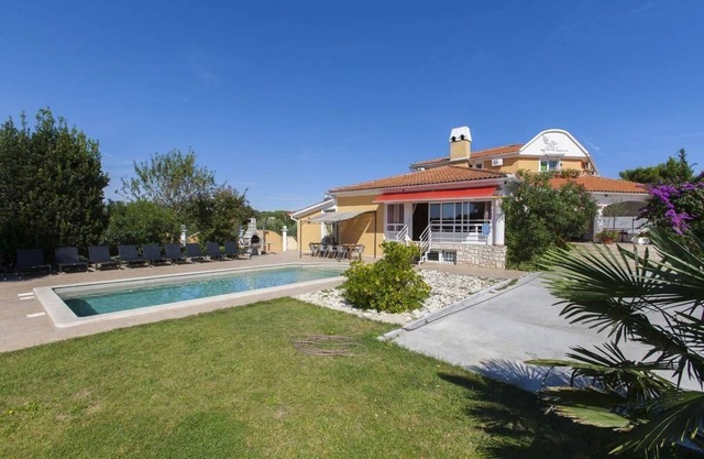 Holiday house Pomer for 1 - 21 persons with 10 bedrooms - Holiday home