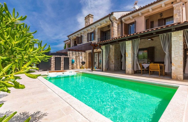 Holiday house SEASCAPE II with heated pool near the sea