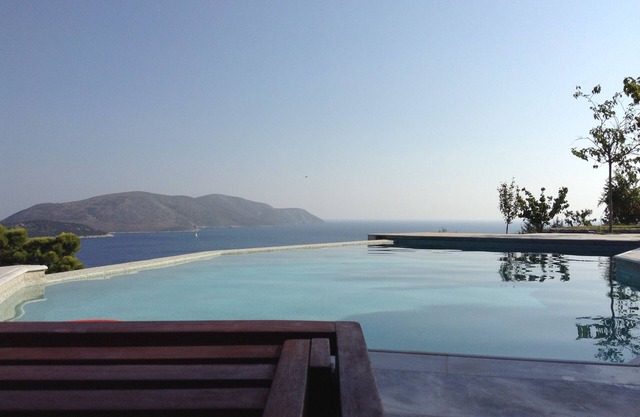 Holiday house with salt water pool and private beach in a wonderful, quiet location