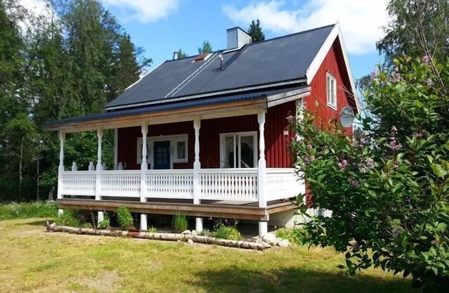 Holiday house with a big veranda, right by the lake