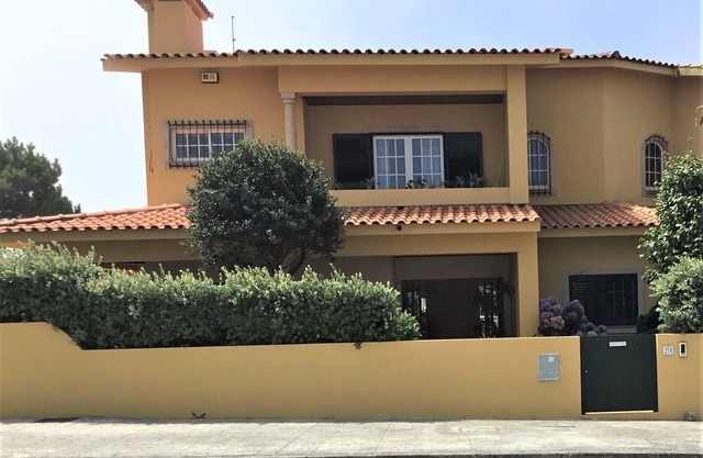 Holiday house with side sea view, 200 meters from the beach