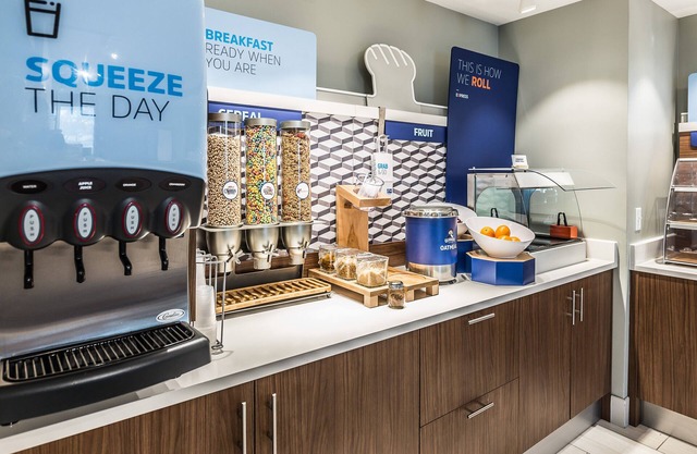 Holiday Inn Express Flint-Campus Area by IHG