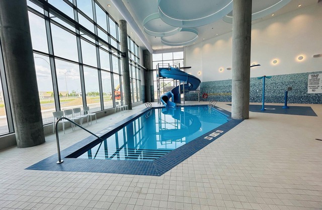 Holiday Inn Express Montreal Airport - St-Laurent by IHG