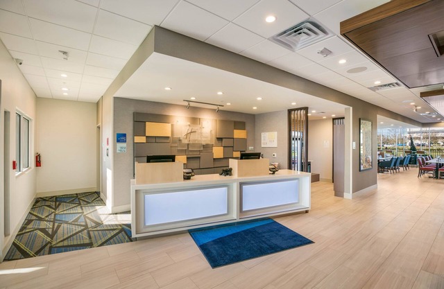 Holiday Inn Express & Suites Jacksonville - Town Center by IHG